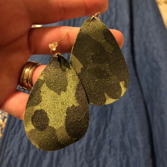 Leather camo teardrop earrings - Picture 2 of 3